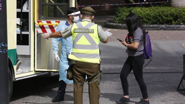 Gobierno se querelló contra mujer con Covid-19 que fue a la Plaza de Armas de Santiago
