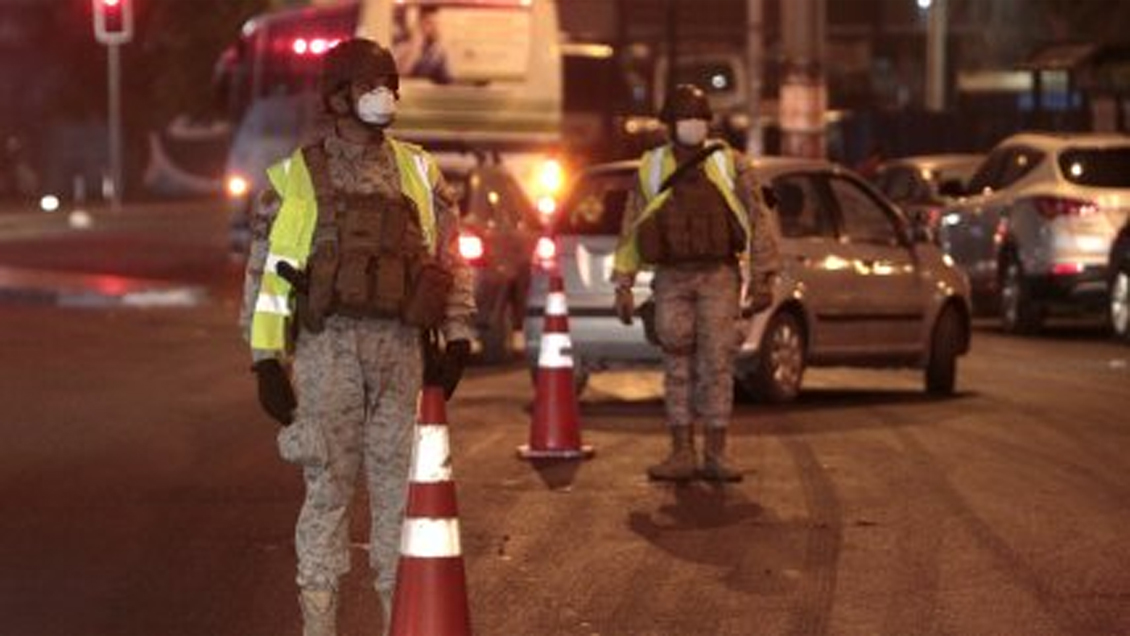 Las Condes: Siete jóvenes fueron sorprendidos dentro de un auto violando el toque de queda