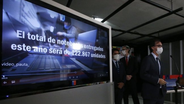 Mineduc adelantó entrega de computadores a alumnos de séptimo básico