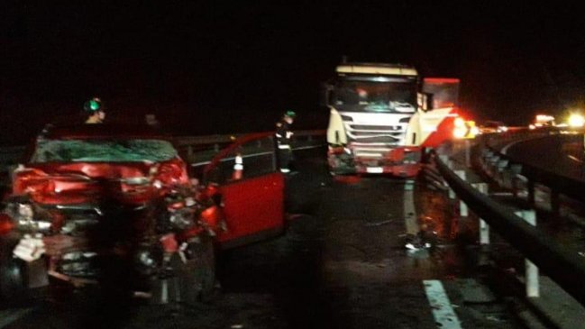 Colisión frontal entre camión y automóvil dejó un fallecido en Antofagasta
