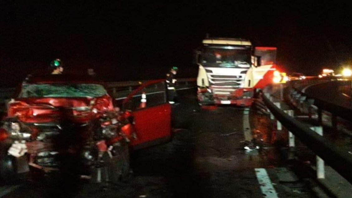Colisión frontal entre camión y automóvil dejó un fallecido en Antofagasta