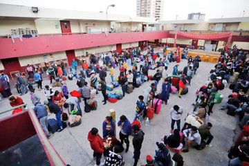 Bolivianos albergados en Iquique comenzaron retorno a su país