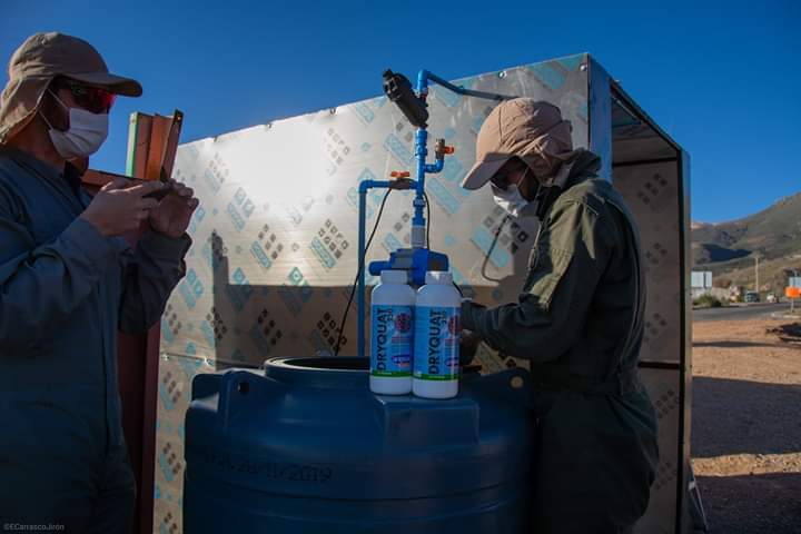 Municipalidad de Putre instaló un túnel sanitizador en la plaza de Zapahuira