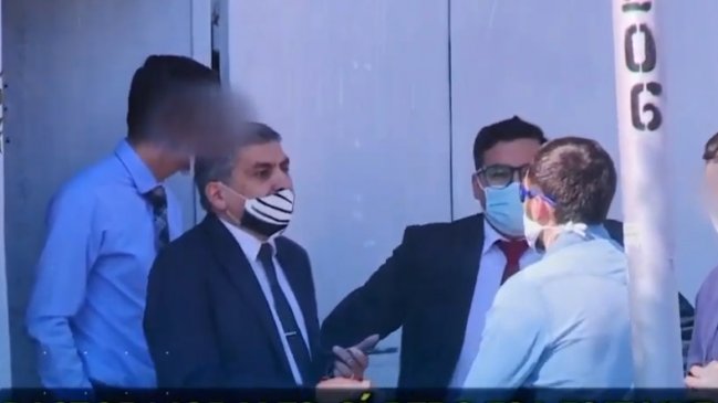 Pastor evangélico fue sorprendido tras reunirse con fieles y darle la mano a uno