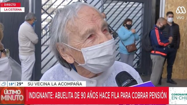 Abuelita hizo larga fila, no le dieron el bono y otro jubilado le regaló su pensión