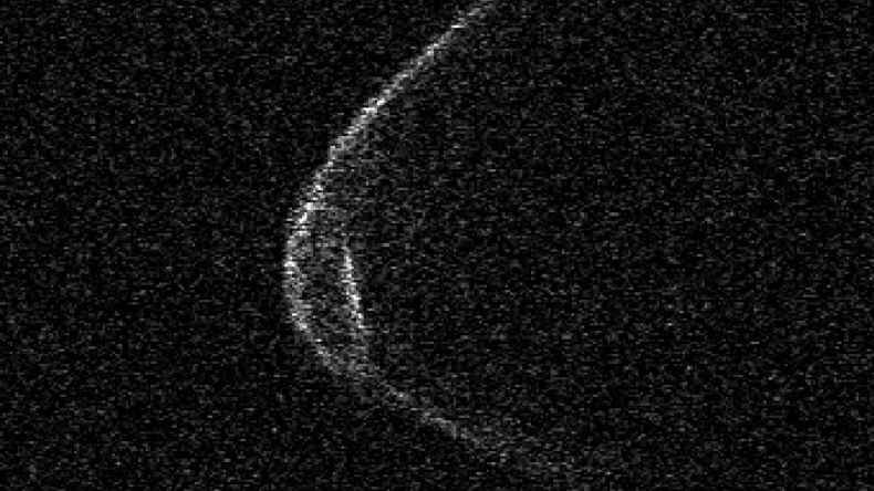 Enorme asteroide con forma de mascarilla pasará 