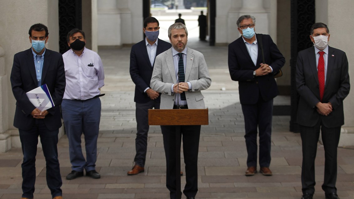 Ministro Blumel llamó a evitar 