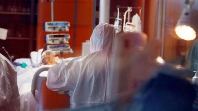 Médico fue recibido con aplausos y sentido cartel tras combatir al Covid-19