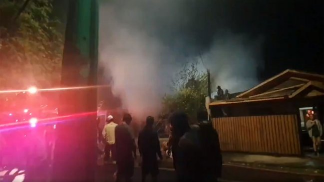 Incendio consumió una vivienda con gran acumulación de basura en Pudahuel