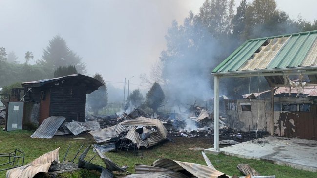 Encuentran fósforos quemados y elementos químicos en escuela que se incendió en Puerto Varas