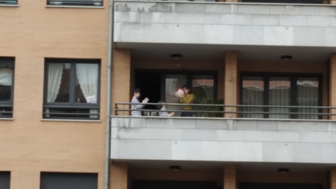 Vecinos españoles homenajean a Luis Sepúlveda agitando libros desde sus ventanas