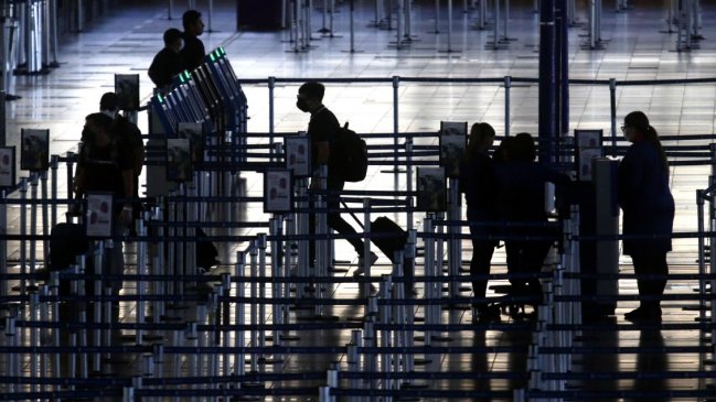 Veinte viajeros que retornaban a Rapa Nui dieron positivo por Covid-19 en test rápido