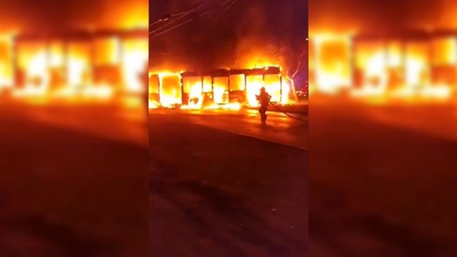 Reportan disturbios y quema de un bus del Transantiago en Villa Francia