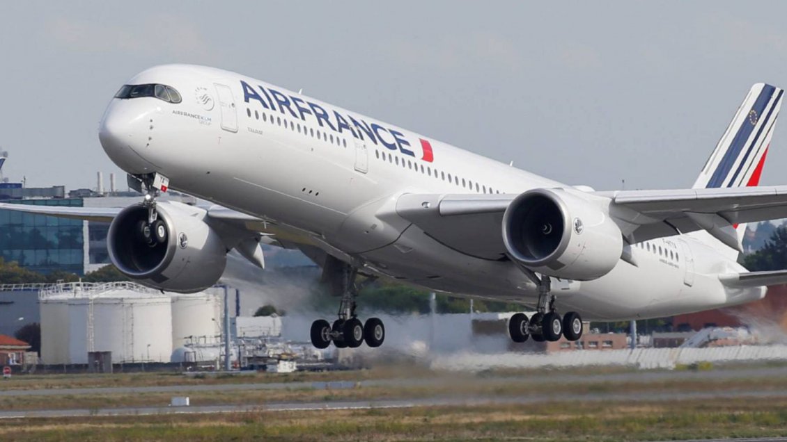 Gobierno francés anunció inyección estatal de 7.000 millones de euros a Air France