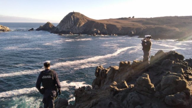 Valparaíso: Personal de emergencia busca a hombre que cayó al mar en Laguna Verde