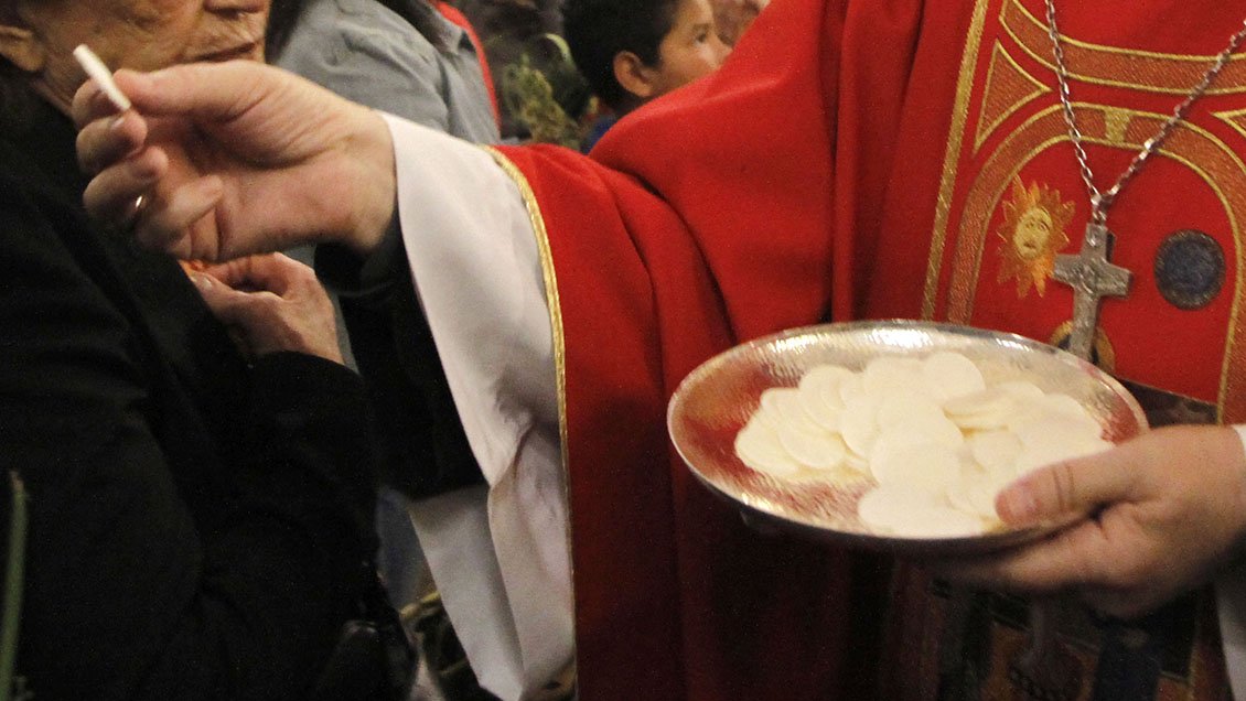Sacerdotes de colegio de Las Condes confesaron a fieles en la vía pública