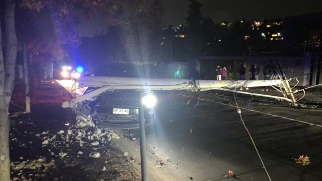 Choque de un auto con un poste mantiene sin luz a sector de Las Condes