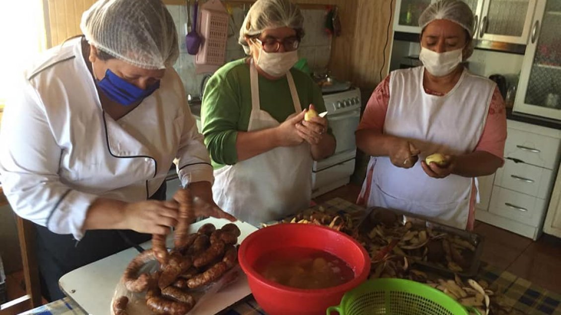 Solidaridad a toda prueba: Hermanas cesantes donaron lo poco que les queda y armaron olla común