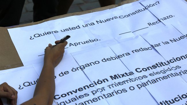 Cadem: La mitad de los chilenos cree que se debe postergar plebiscito hasta superar crisis del Covid-19