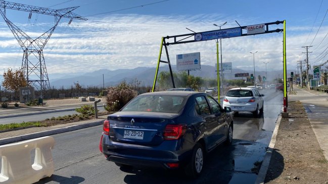 Instalan pórtico sanitizador de vehículos en Machalí