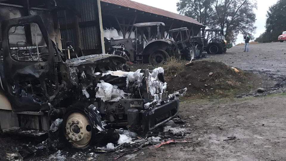 Ataque incendiario provocó la destrucción de cinco vehículos en Freire