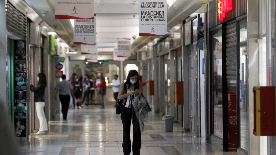 Centros comerciales comenzaron a abrir sus puertas en Santiago