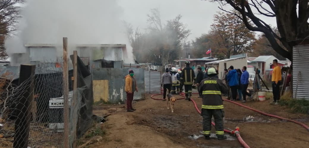 Incendio destruyó vivienda en una toma de Punta Arenas