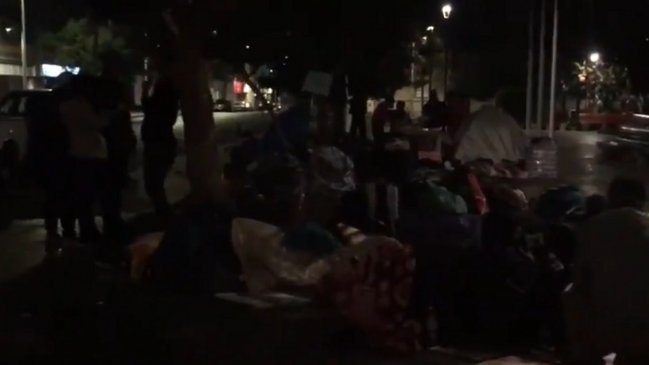 Un centenar de bolivianos pernocta frente a la Intendencia de Antofagasta