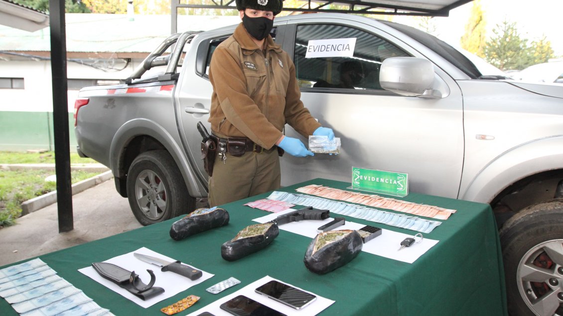 Detuvieron a dos hombres acusados de traficar droga entre Santiago y Coyhaique