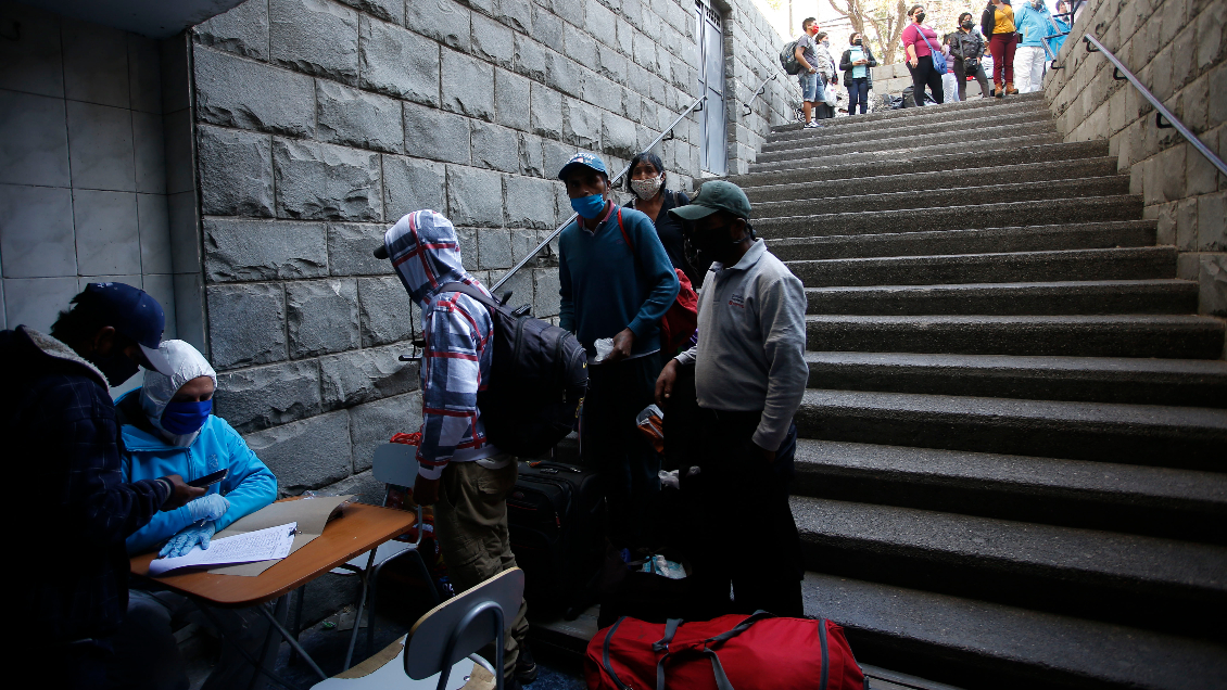 Ciudadanos bolivianos harán cuarentena en liceo de Iquique mientras esperan viajar a su país