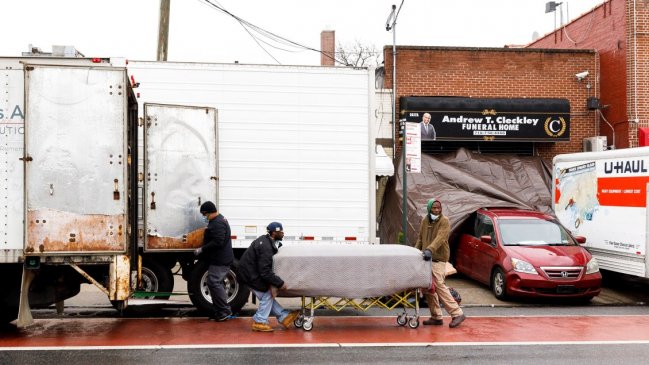 Autoridades retiraron licencia a funeraria que amontonó cadáveres en camiones en Nueva York