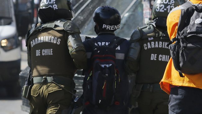  Colegio de Periodistas denuncia represión de Carabineros a la prensa  