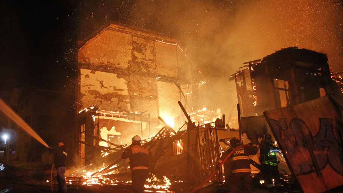 Incendio afectó a una casona antigua en Valparaíso y dejó dos detenidos