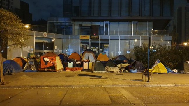 Más de 80 peruanos siguen acampando fuera del consulado en Santiago