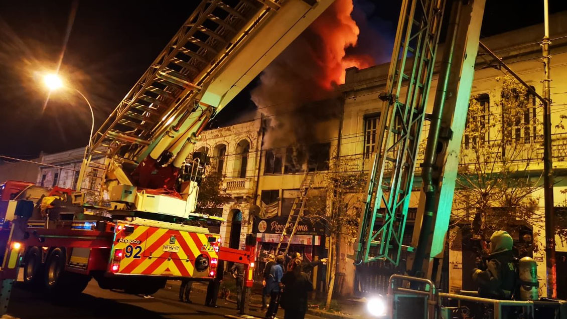 Incendio afecta a conocida pizzería de Valparaíso
