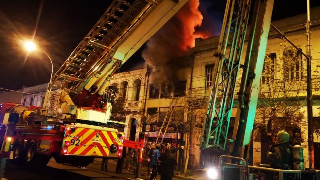 Incendio afecta a conocida pizzería de Valparaíso