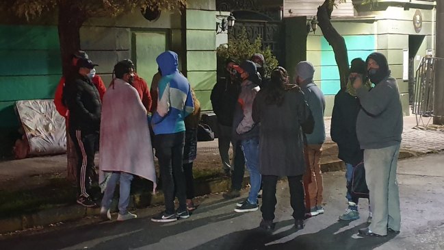 Medio centenar de venezolanos continúa pernoctando ante el consulado en Chile y pide volver a su país
