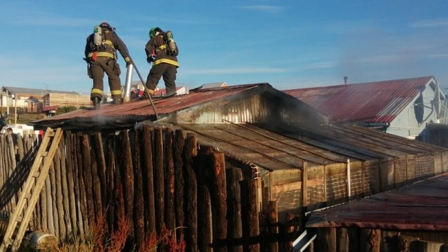 Dos damnificados y una mascota muerta dejó incendio en casa de Punta Arenas
