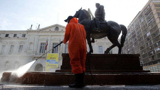 Ex ministro de Salud: La Región Metropolitana no debe pensar en ningún retorno a la normalidad