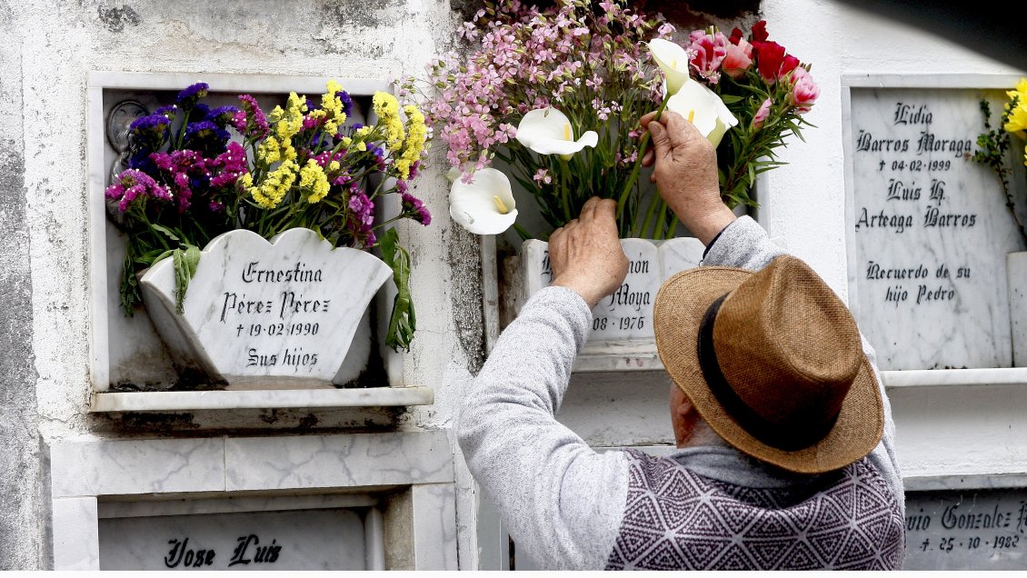 Día de la madre: Deudos podrán dejar una flor pero no ingresar al Cementerio de Curicó