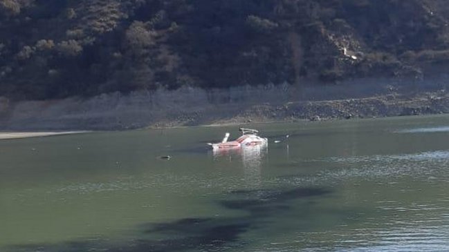 Helicóptero que combatía incendio forestal en Quilpué cayó al embalse Lliulliu