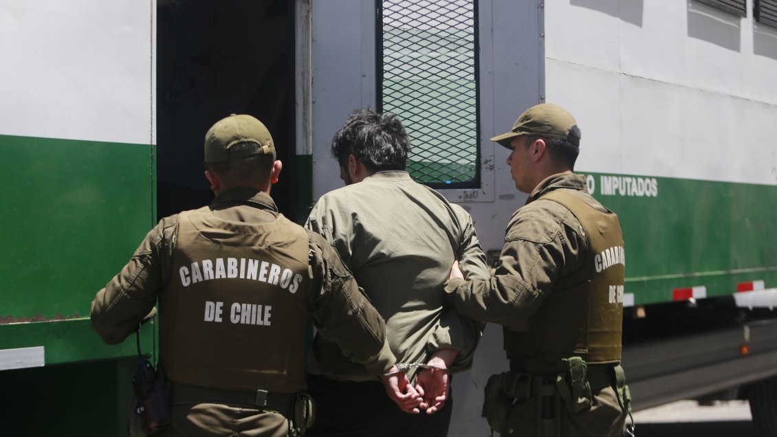 Carabineros detiene a dos sujetos acusados de robar en vivienda en La Estrella