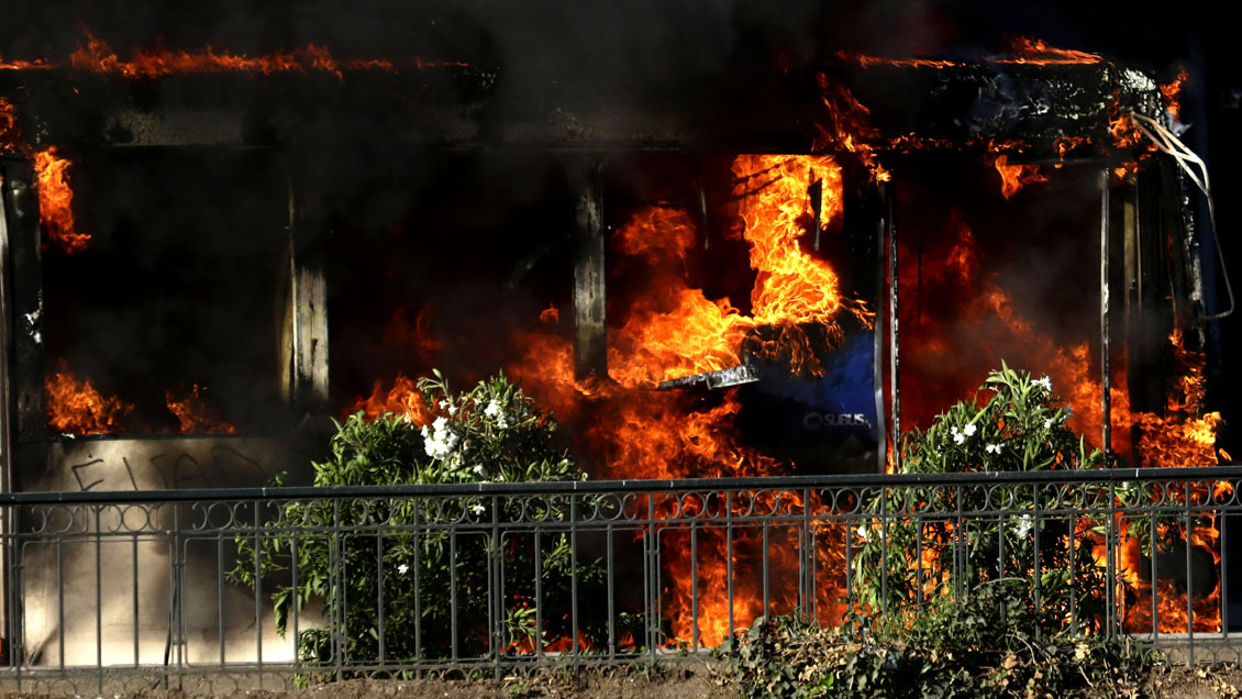 Vándalo que quemó una micro en Plaza Italia fue condenado a cuatro años, pero de libertad vigilada