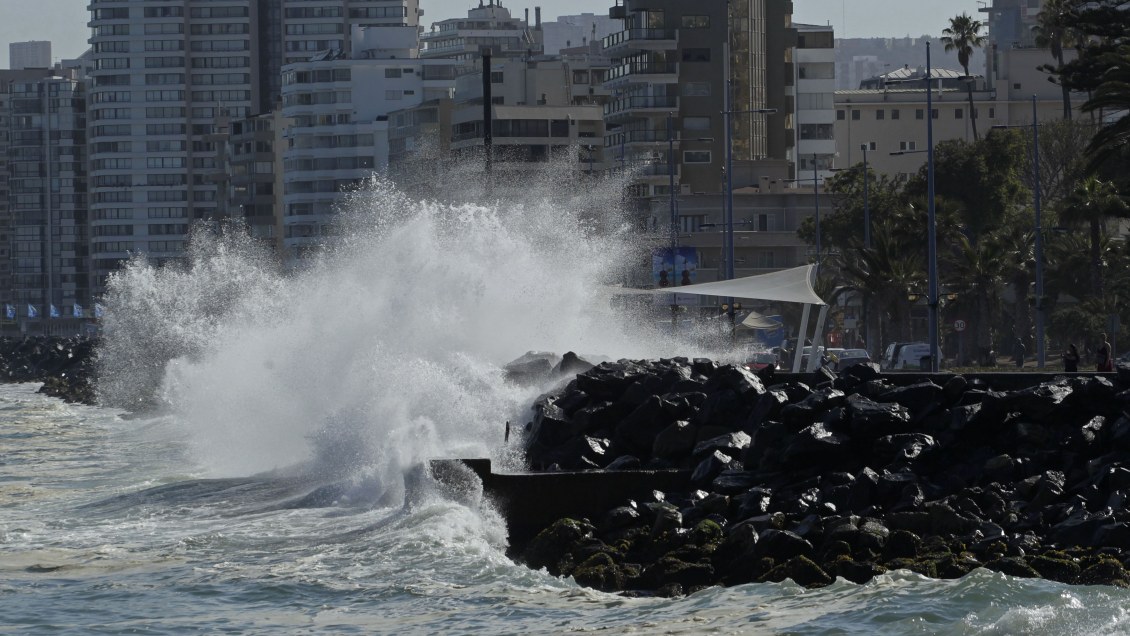 Pronostican marejadas con olas de hasta cinco metros en las costas del país