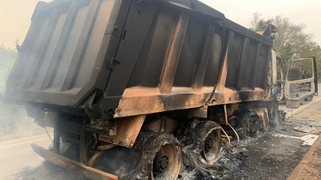 Encapuchados quemaron dos camiones en Cañete