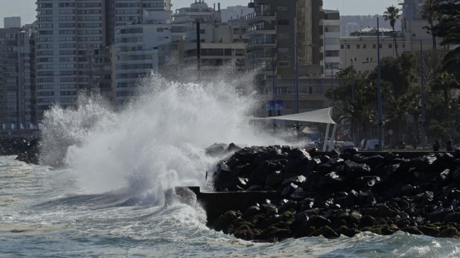 Pronostican marejadas con olas de hasta cinco metros en las costas del país