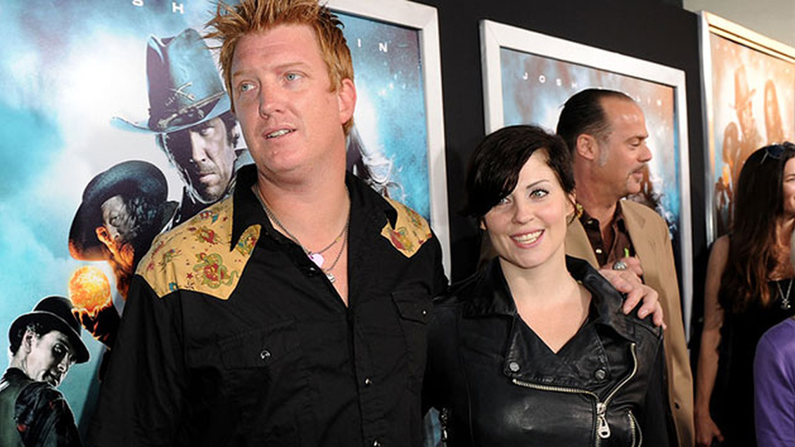 Líder de Queens of the Stone Age consigue orden de restricción contra su ex esposa