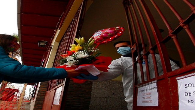 Día de la Madre: Municipio entregó más de 2.000 flores en Cementerio de Curicó