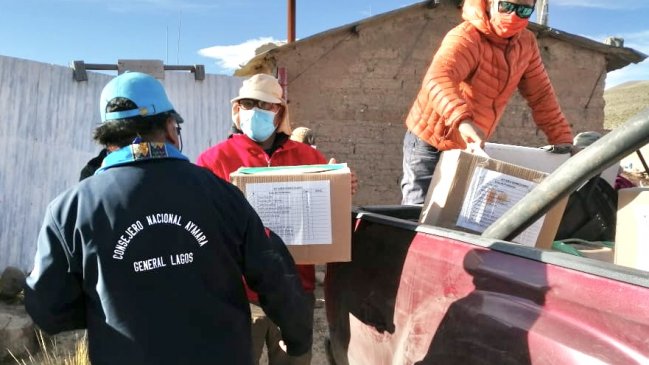 Familias de Parinacota recibieron cajas de alimento ante dificultad de abastecimiento por Covid-19