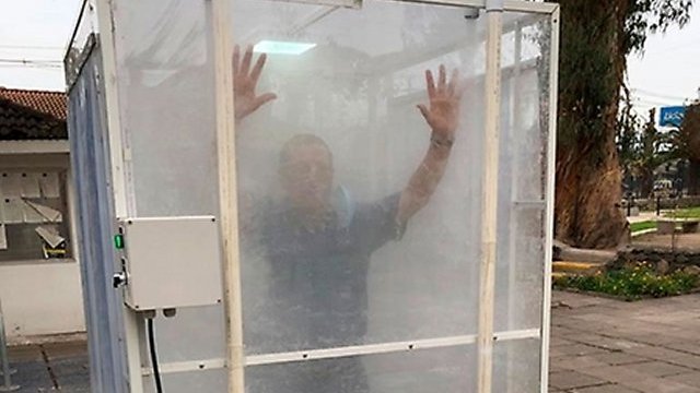 La Pintana instala primera cabina sanitizadora contra el Covid-19 inocua para humanos